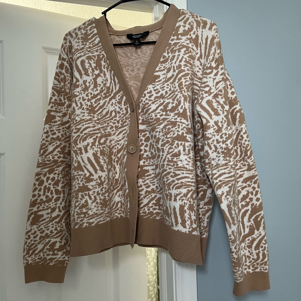 Vera Wang Patterned Tan and White Women's Sweater-NEW WITHOUT TAGS